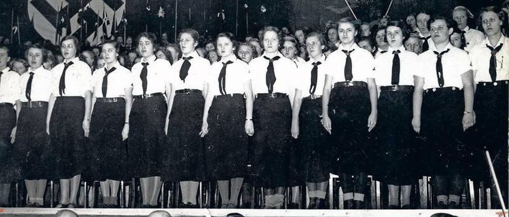 Kontrolliert und diszipliniert. Das Foto zeigt einen Aufmarsch junger Frauen am 10. Februar 1935 im Berliner Sportpalast. Abweichler wurden im Lager nach unterschiedlichen Kategorien sortiert.