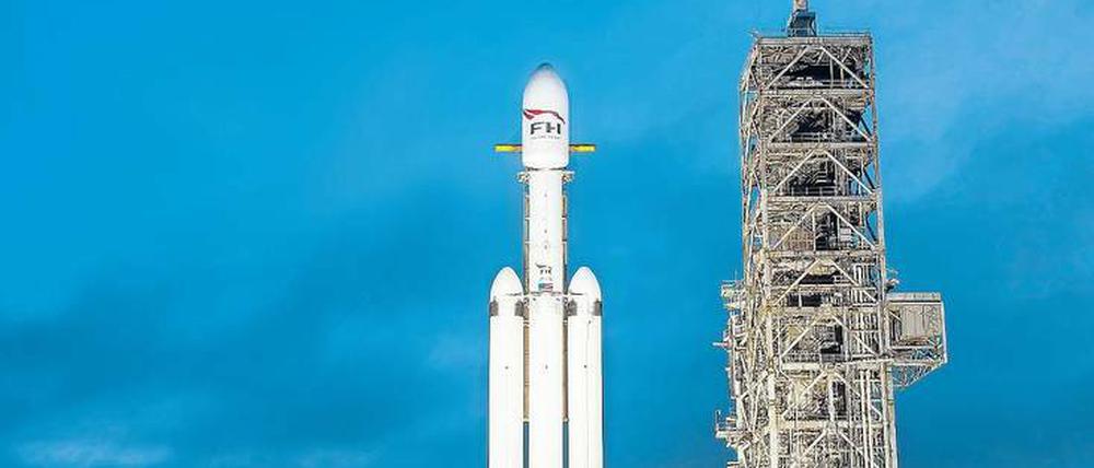 Allradantrieb. Wenn der Jungfernflug der Falcon Heavy Rakete des Raumfahrtunternehmens SpaceX im Laufe der nächsten Tage gelingt, dann könnte bald das erste Auto im All um die Erde kreisen – wenn auch nur als Testlast im Kopf der Konstruktion. 