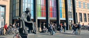 Vor der Universität Köln steht die Skulptur seines lesenden Mannes, die Albertus-Magnus-Skulptur von Gerhard Marcks.