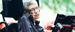 Akzentuiert. Der Brite Hawking war bekannt für seine amerikanische Computerstimme. Modernste Technik half ihm von Anfang an zu überleben – aber auch bei der Arbeit. 