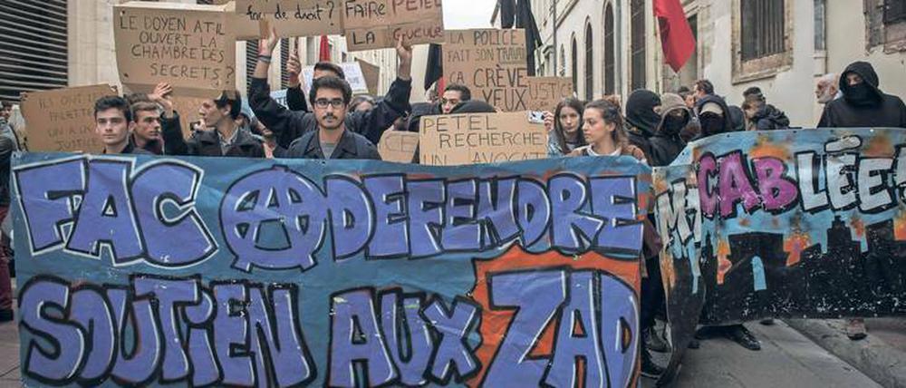 Aufgeheiztes Klima. Hochschulministerin Frédérique Vidal rief dazu auf „Gewalttätigkeit zu vermeiden“. Überall in Frankreich gingen Studierende auf die Straße, nachdem es an der Jurafakultät in Montpellier zu einem Zwischenfall gekommen war. Das Foto zeigt Demonstranten am vergangenen Freitag in Montpellier.