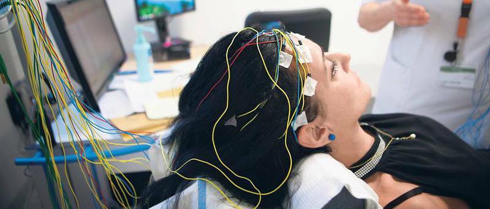 Störfeuer. Im Gehirn von Epilepsie-Patienten wird bei einem Anfall ein Sturm von Nervenzellimpulsen ausgelöst. Die überschießenden elektrischen Reize lassen sich mitunter auch schon vor dem „Hirnkrampf“ im Elektroenzephalogramm (EEG) erkennen. 