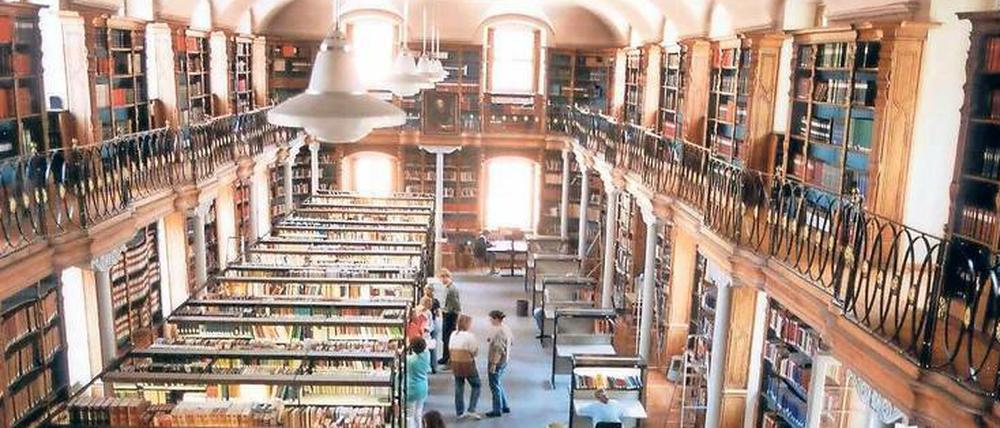 Ein Blick in die theologische Bibliothek der Universität Bamberg.