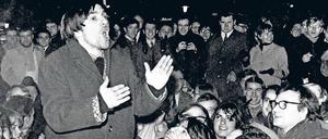 Studentenführer Rudi Dutschke spricht Ende Februar 1968 bei einer Kundgebung gegen den Vietnam-Krieg in Frankfurt am Main.
