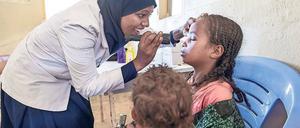Die Ophtalmic Nurse Sofiya Mohammed untersucht zwei Mädchen.