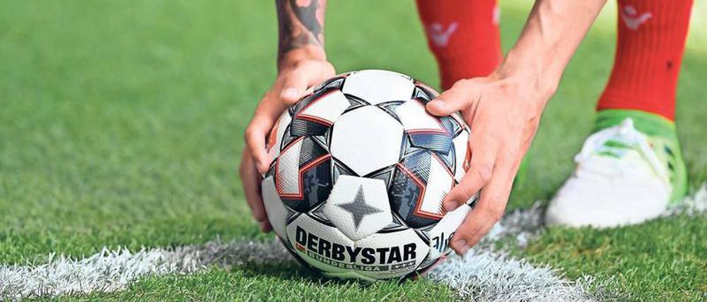 Weniger flatterhaft soll der neue Ball "Derbystar" sein. 