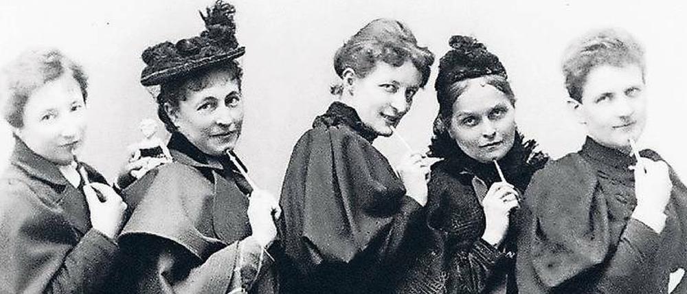Die Frauenrechtlerinnen Anita Augspurg, Marie Stritt, Lily von Gizycki, Minna Cauer und Sophia Goudstikker (l-r).