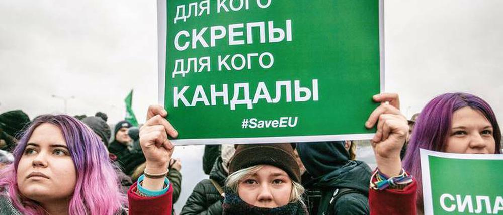 Eine Demonstration gegen die Schließung der European University in St. Petersburg.