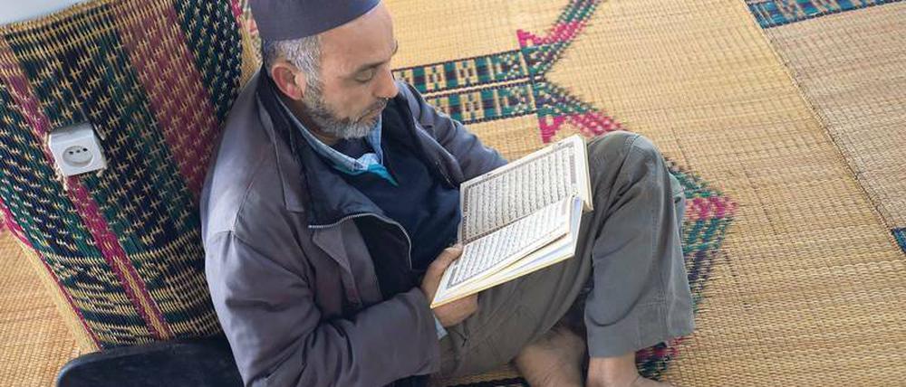 Muslimischer Gläubiger in einer Moschee in Tunesien.