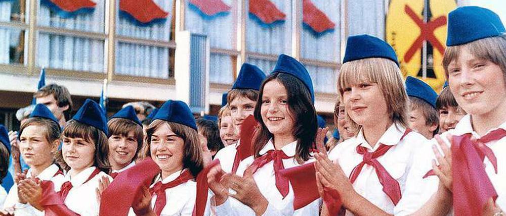 Thälmannpionierinnen applaudieren 1982 in Bautzen beim VII. Pioniertreffen.