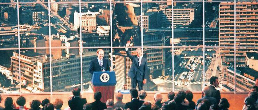 Jimmy Carter (rechts) während seines Bürgerforums in der Berliner Kongresshalle. Links neben ihm am Rednerpult steht der Regierende Bürgermeister Dietrich Stobbe (SPD). 