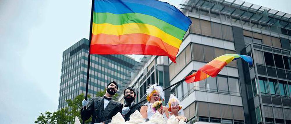 Die US-Botschaft feiert die US-weite Einführung der Ehe für alle auf dem Berliner CSD im Jahr 2015. 