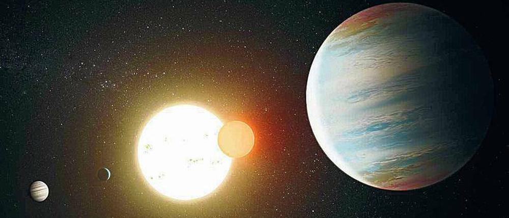 Der neu entdeckte Planet Kepler-47d (rechts) kreist wie die beiden vorher bekannten kleineren Planeten (links) um den Doppelstern.