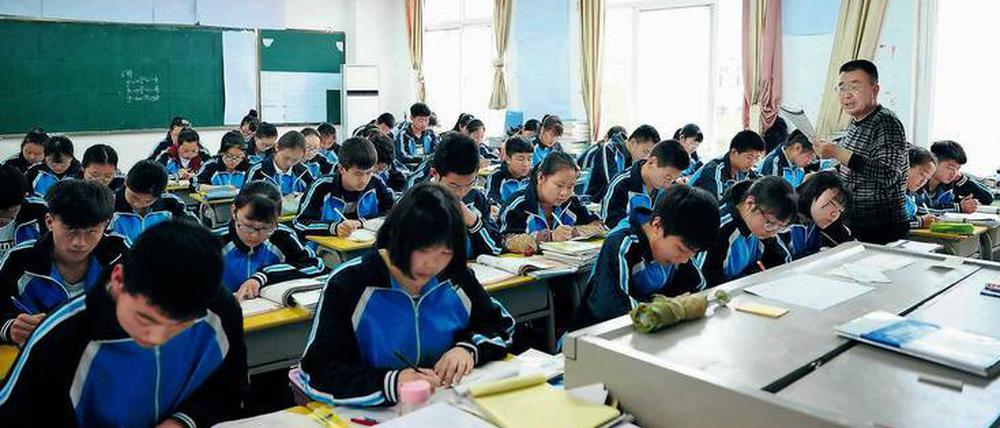 Schülerinnen und Schüler in China sitzen in einer Klasse.