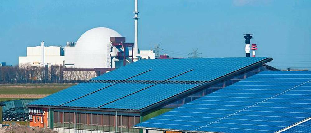 Verdrängt. Die Energiegewinnung aus erneuerbaren Quellen ist inzwischen so kostengünstig, dass Kernkraftwerke wie hier in Brokdorf, Schleswig-Holstein, für die zukünftige Stromerzeugung allein schon aus ökonomischen Gründen im Hintergrund stehen. Foto: Imago