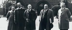 Nach der Verurteilung. Carl von Ossietzky (Mitte) am 10. Mai 1932 beim Haftantritt vor der Strafanstalt in Berlin-Tegel nach dem „Weltbühne-Prozess“. Ihn begleitet unter anderem sein Rechtsanwalt Alfred Apfel (zweiter von rechts). 