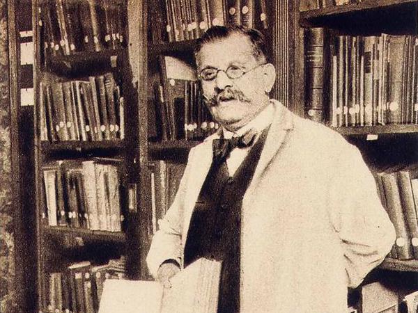 Magnus Hirschfeld vor seiner Bibliothek.