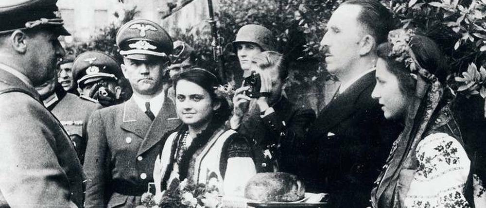 Lemberg/Lwów, am 1. August 1941. Der Bürgermeister von Lemberg Jurij Poljanskyj (Mitte) begrüßt Hans Frank, den Generalgouverneur für die besetzten polnischen Gebiete (links).