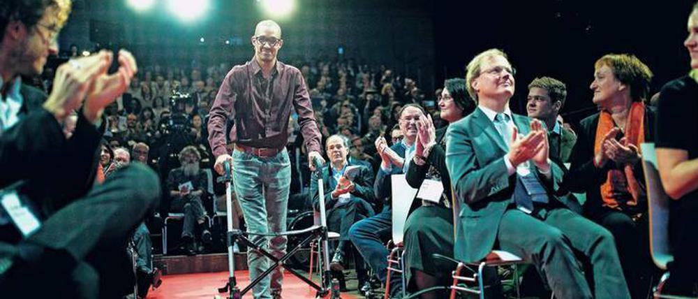 Auf der Falling Walls Konferenz 2019 lief der Querschnittsgelähmte David Mzee mit Hilfe einer Stimulationstechnik bis zur Bühne – unter dem Applaus der Zuschauer.