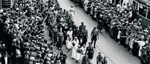 130 frisch verheiratete Paare der „Deutschen Christen“ (DC) auf einer Parade im August 1933 in Berlin. Spektakuläre Massenevents wie diese Massentrauung gab es viele, die völkische DC griff Bastionen der „alten Kirche“ an. 