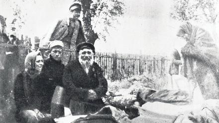 Angehörige trauern um Opfer von Judenpogromen in Polen und der Ukraine, das Bild stammt von 1920. 