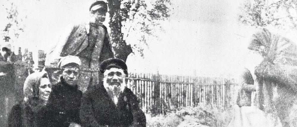 Angehörige trauern um Opfer von Judenpogromen in Polen und der Ukraine, das Bild stammt von 1920. 