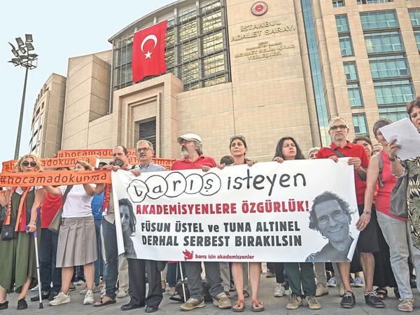 Demonstrierende stehen mit Transparenten vor einem Gerichtsgebäude in Istanbul.