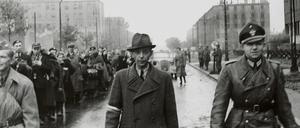 Nach der Kapitulation der polnischen Heimatarmee werden Teilnehmer des Warschauer Aufstands durch die Straßen der Stadt getrieben.