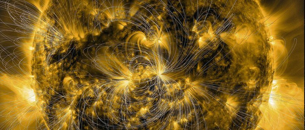 Eruptiv. Die für die Erde gefährlichen Sonneneruptionen entstehen dort, wo sich die Magnetfelder des Sterns schnell verändern. 