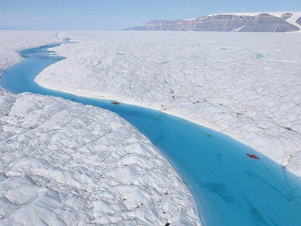 Schmelzwasser auf Grönlandischem Gletscher. Die dunklen Wasserflächen verstärken die Erwärmung der Arktis, weil sie mehr Sonnenlicht absorbieren.