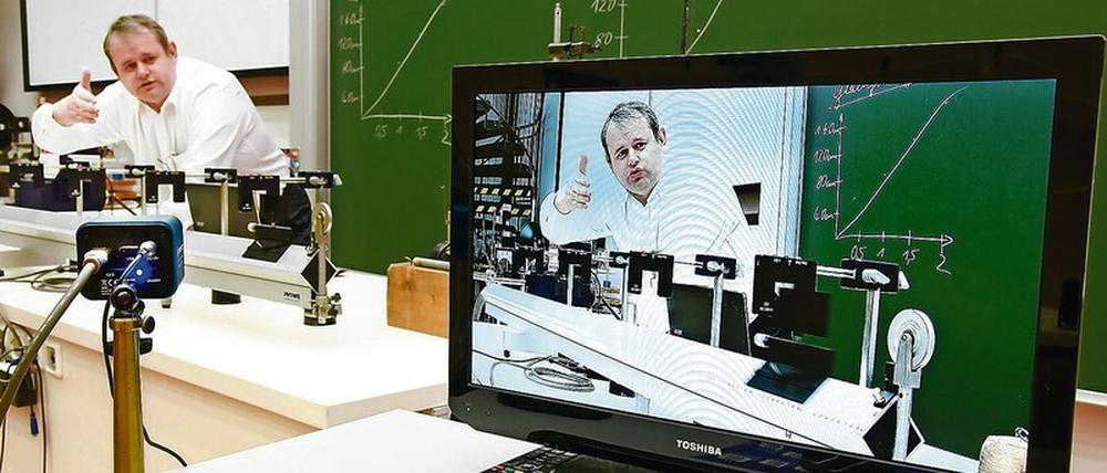 An der Universität Halle wird ein Professor bei seiner Vorlesung in einem naturwissenschaftlichen Hörsaal gefilmt.