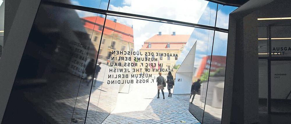 Blick aus dem Neubau auf den Altbau des Jüdischen Museums in Berlin.