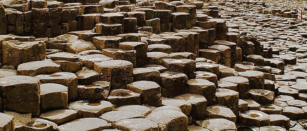 Der Giant's Causeway in Nordirland besteht aus Basaltsäulen. Verwitterung dieses Gesteins zieht Kohlendioxid aus der Luft.