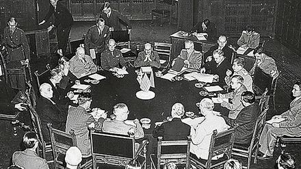  Die Sitzungen in Potsdam waren keine exklusiven Gespräche der Regierungschefs. In 13 Vollsitzungen debattierten Delegationen der USA, der Sowjetunion und Großbritanniens über Reparationen, Demokratisierungskonzepte und Grenzen
