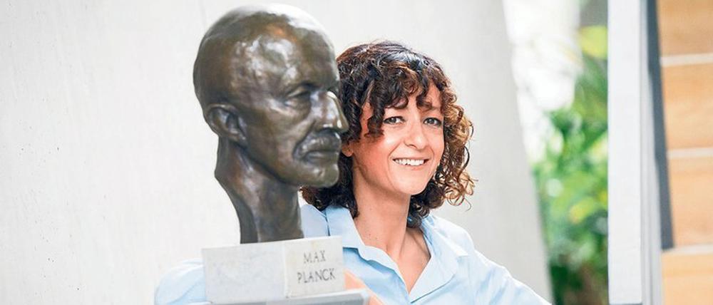 Max et moi. Emmanuelle Charpentier am Tag der Bekanntgabe mit der Büste des Instituts-Namensgebers und Nobelpreiskollegen, Max Planck. 
