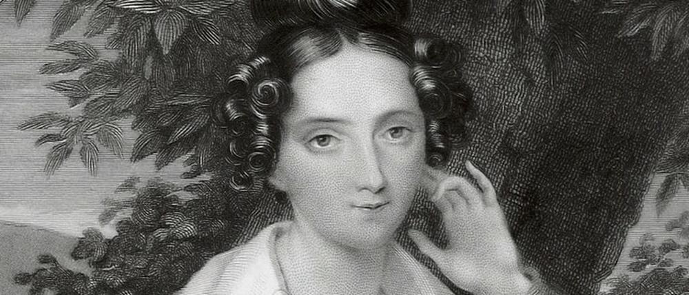 Historisches Bildnis einer Frau in einem Kleid mit weißer Bluse, die ein Buch auf dem Schoß hält.