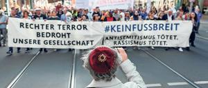 Demonstranten laufen auf der Berliner Demo gegen Antisemitismus und rechten Terror nach dem Anschlag auf die Synagoge in Halle.