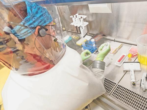 In Laboren, in denen mit für Menschen potenziell gefährlichen Viren gearbeitet wird, gilt die höchste Sicherheitsstufe. Trotzdem sind Unfälle nie auszuschließen.