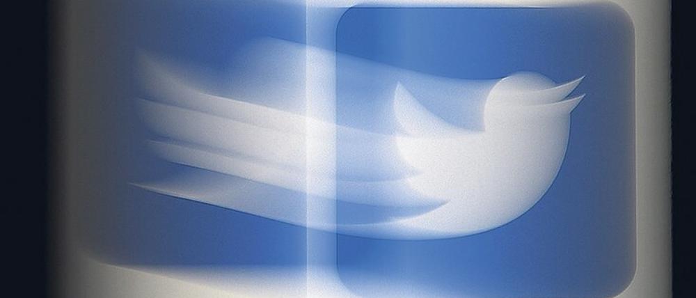 Die Abbildung zeigt ein verwischtes Logo von Twitter mit dem weißen Vogel auf blauem Grund.