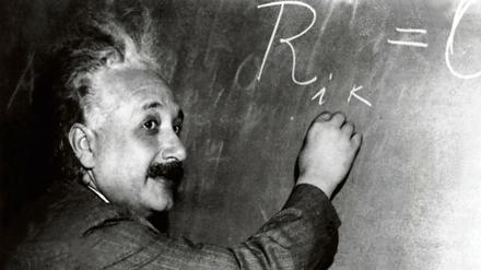 Komplexes Genie. Bereits zwischen 1910 und 1918 wurde Einstein zwanzigmal für den Nobelpreis vorgeschlagen. Den Preis erhielt er schließlich 1922 rückwirkend für das Jahr 1921, da damals die Juroren von seiner Physik überfordert waren.