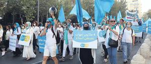 Jüdische und arabische Frauen protestieren mit einem Demozug durch eine Straße in Jerusalem für den Frieden.