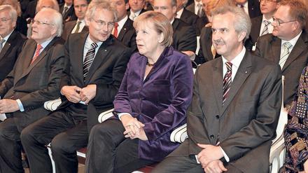 Reinhard Hüttl (rechts) hat in wissenschaftlichen Fragen die Bundeskanzlerin Angela Merkel beraten.