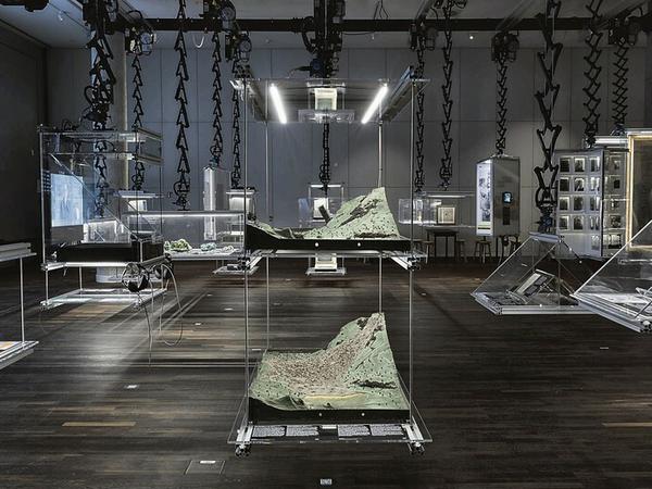 Ein Ausstellungsraum im Humboldt Forum mit Objekten aus Universitätssammlungen.