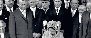 Staatsbesuch. Im Mai 1965 besucht die Queen Berlin. Vor dem Rathaus Schöneberg trägt sie sich – im Beisein des Regierenden Bürgermeisters Willy Brandt – ins Goldene Buch der Stadt ein. 