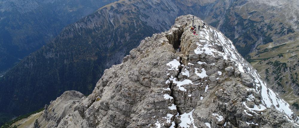 Der metergroße Spalt auf dem Gipfel des Hochvogels im Allgäu lässt in absehbarer Zukunft ein riesigen Felssturz befürchten.