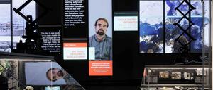 Die Forschungswand, eine Multimedia-Installation, im Humboldt Labor, der Ausstellung zur Berliner Wissenschaft im Humboldt Forum.