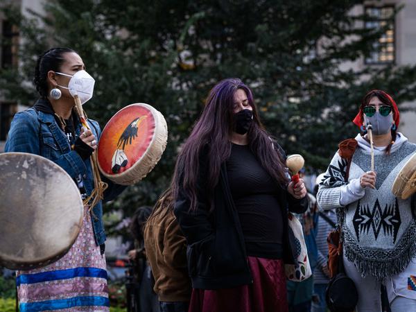 Lauter Protest. Indigene Teilnehmerinnen einer Demonstration im Oktober 2020 in Toronto.