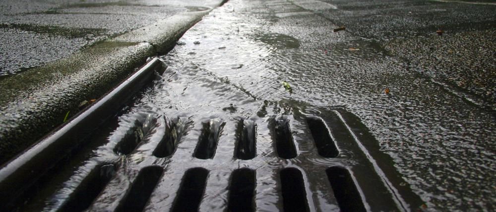 Wissenschaftler untersuchen, welche Mikroplastik-Mengen bei stärkerem Regen in die Gully rauschen.