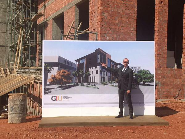 Matthias Knaut, Gründungspräsident der neuen "GIU-AS" in Kairo, auf der Baustelle des neuen Campus. Noch in diesem Jahr soll der Campus fertig sein.