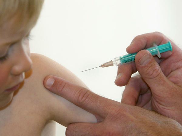 Ein Kind erhält eine Schutzimpfung in den Oberarm (Symbolbild).